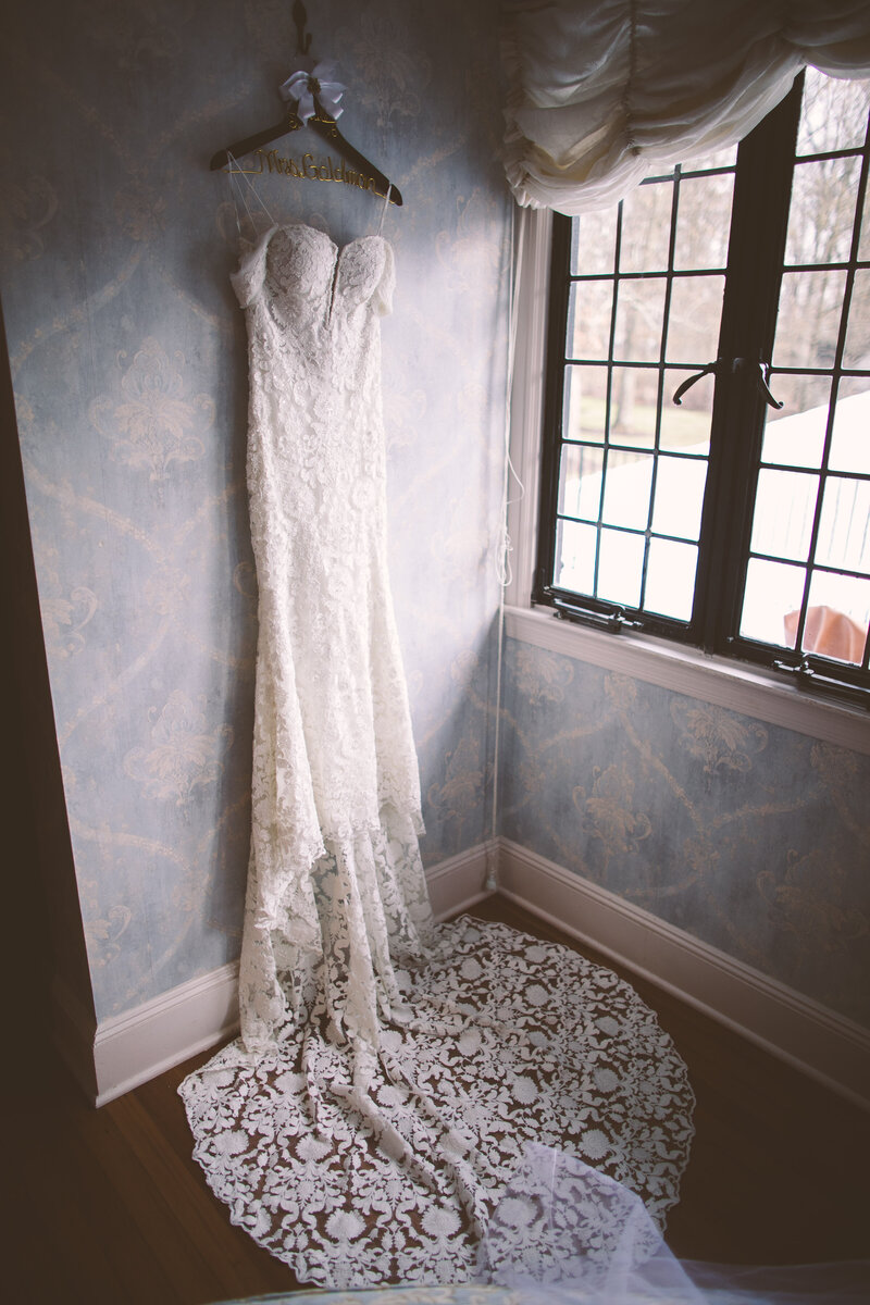 A documentary wedding moment at Pleasantdale Chateau